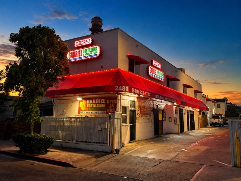 Fachada de Gabriel Tortillería en 2480 Imperial Avenue, San Diego, iluminada al atardecer.